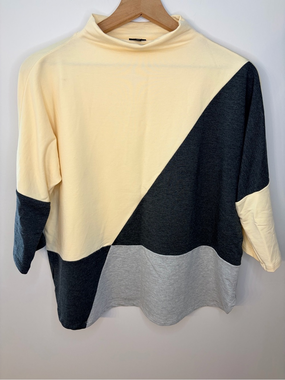 Lisa Bayne Womenโs Cream and Gray 3/4 Length Sleeve Funnel Neck Top, Size XS